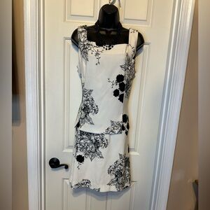 S21-Women's Black and White Floral Top